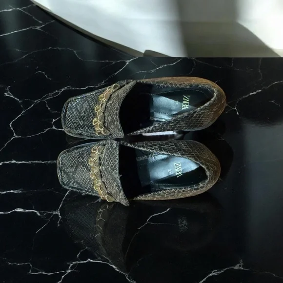Zara Brown Snakeskin-Effect Loafers with Gold-Tone Chain - Picture 3 of 4